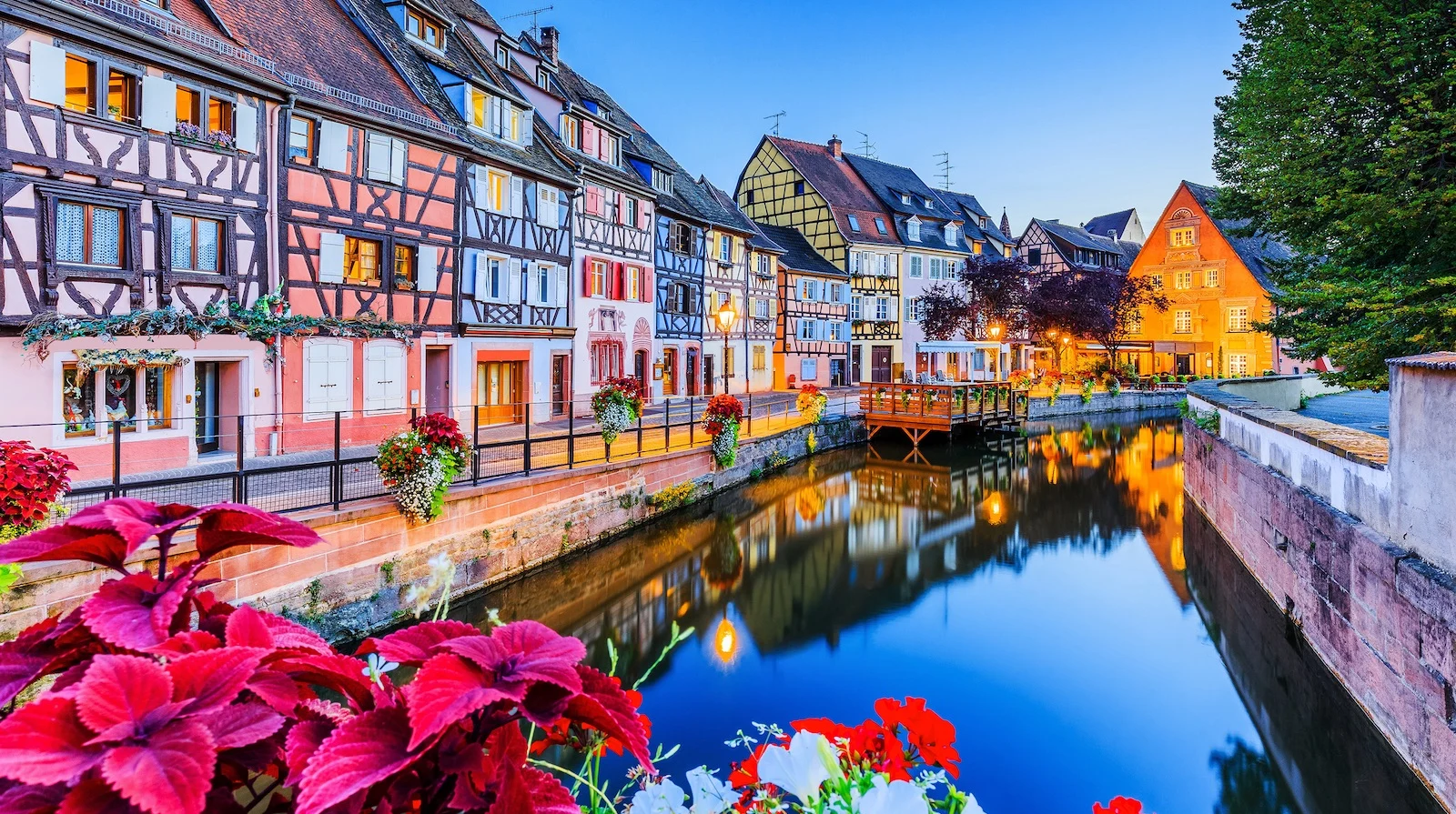Epson EB-770Fi — Illustrative colourful town scene used to demonstrate image detail.